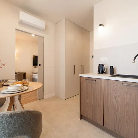 Airport & Center Superior Apartment *