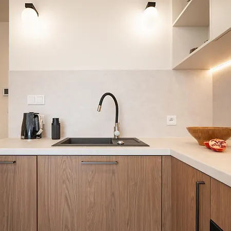 Airport & Center Superior Apartment