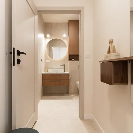 Airport & Center Superior Apartment *